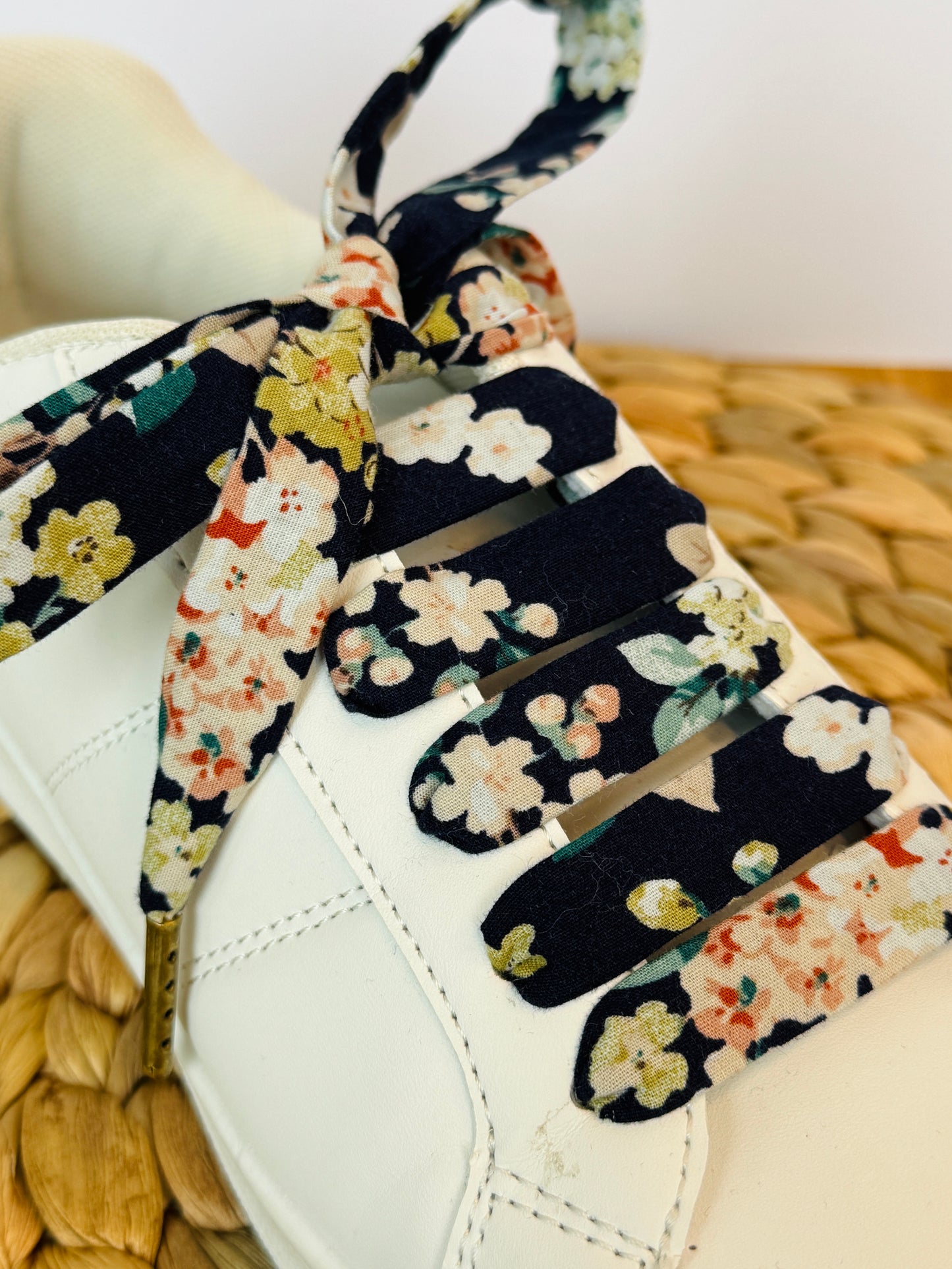Schoenveters Donkerblauw met bloemen