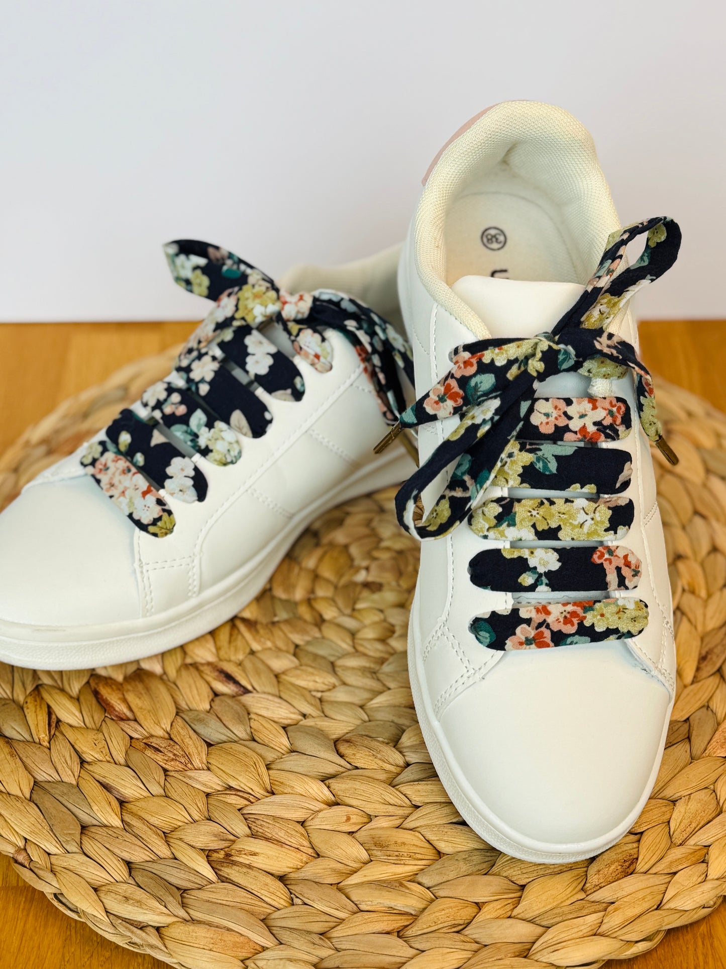 Schoenveters Donkerblauw met bloemen
