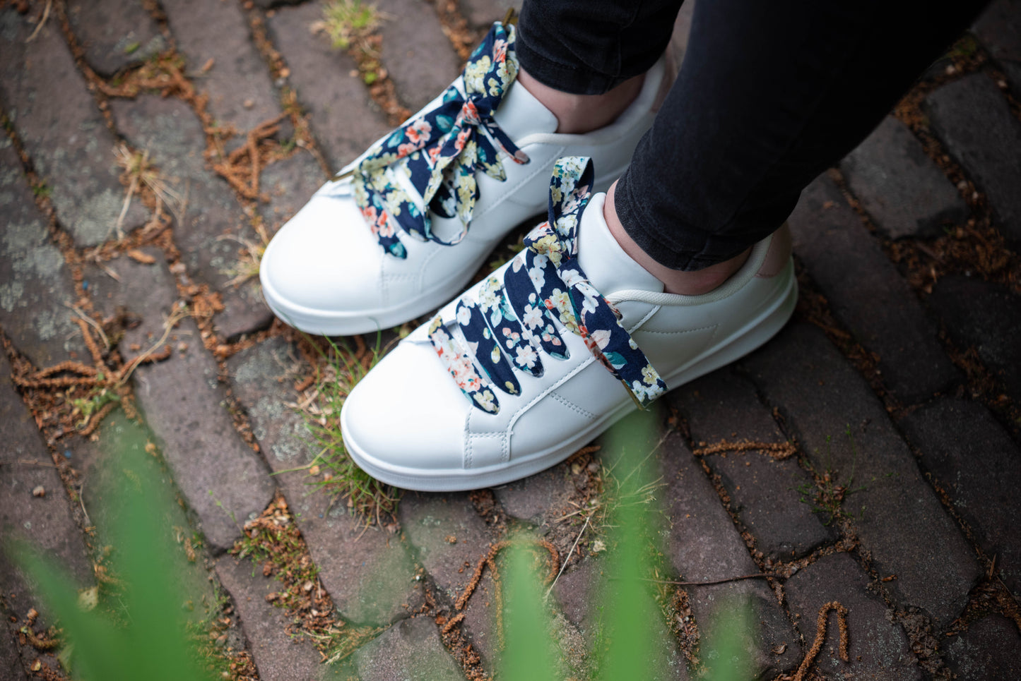 Schoenveters Donkerblauw met bloemen