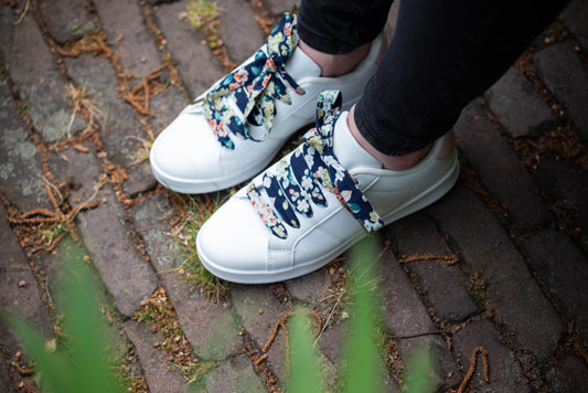 Schoenveters Donkerblauw met bloemen